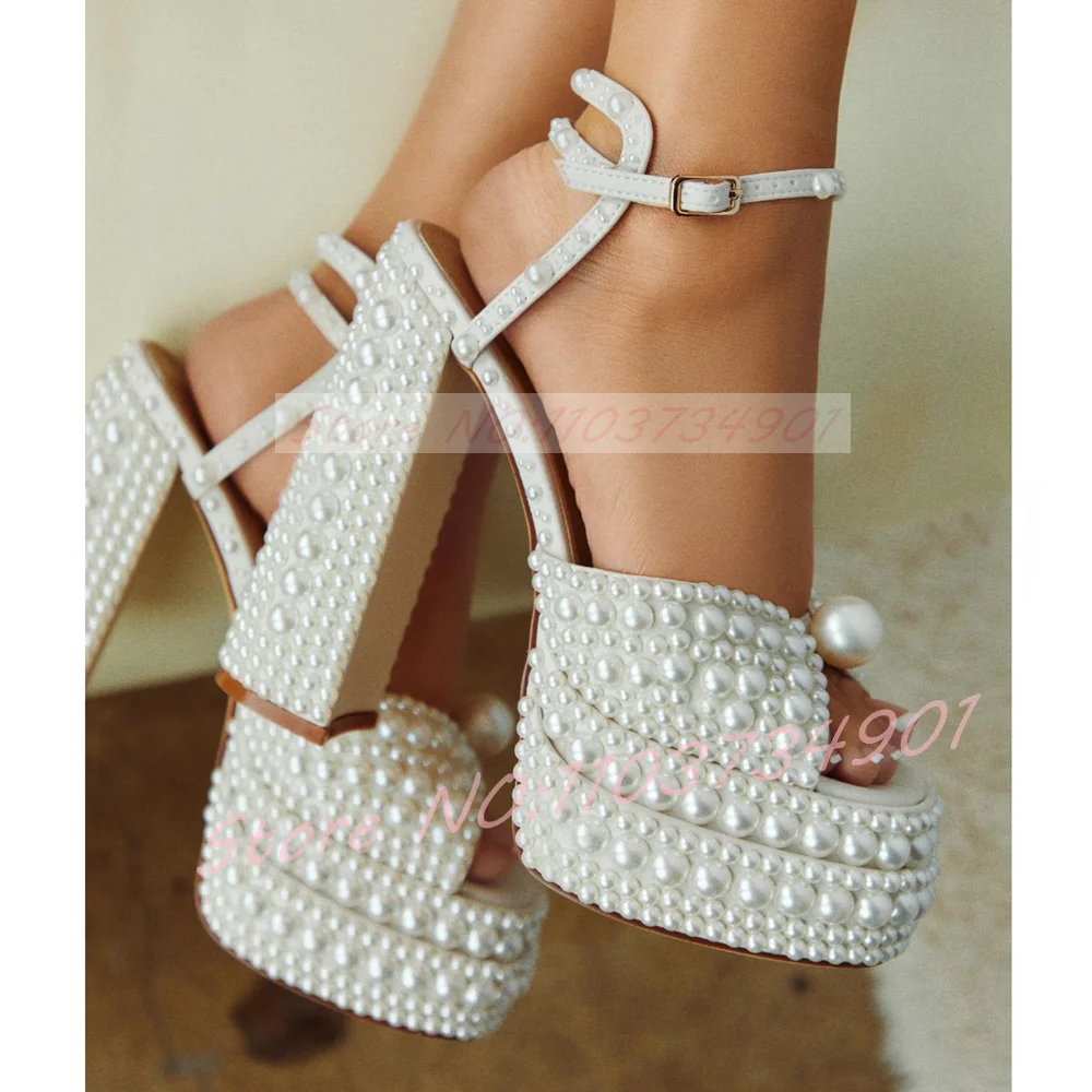 Block Heel Ankle Boots - Женские босоножки на платформе с белым